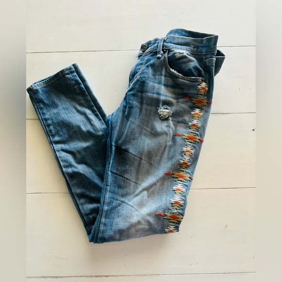 Driftwood Embroidered Distressed Women’s Jeans Size 26 - Picture 4 of 5